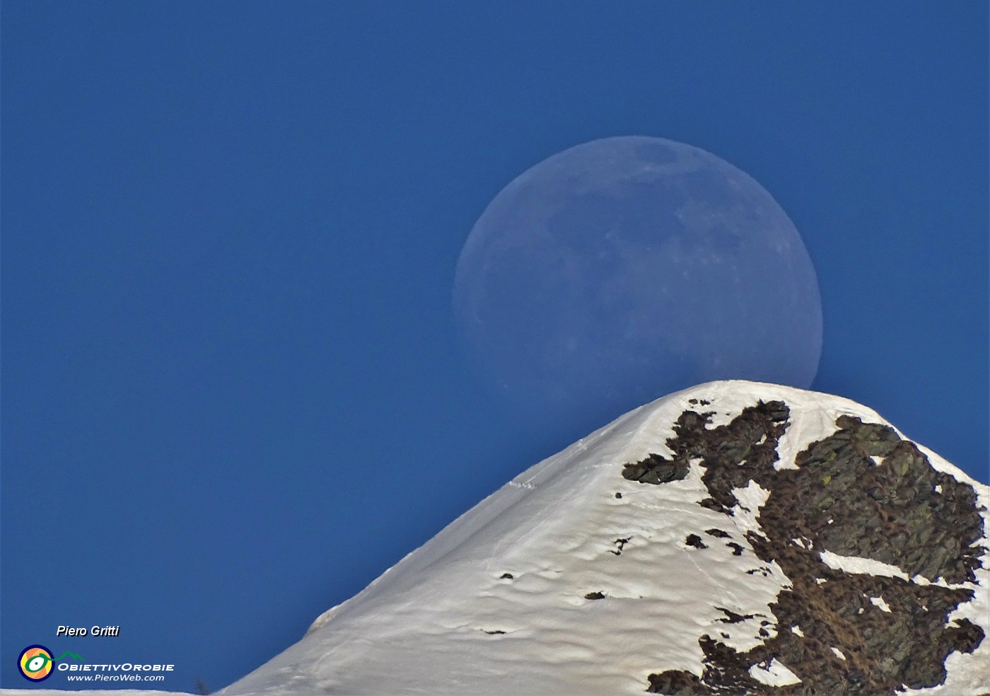 86 Spunta la luna dal monte...sulle cimette  digradanti dal Pizzo Rotondo verso la Forcella Rossa a sx.JPG -                                